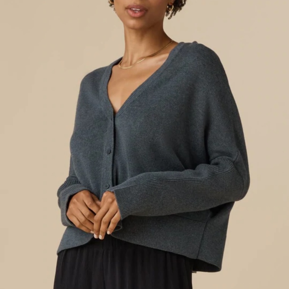 Vetta Capsule Reversible Cropped V-Neck Sweater in Gray